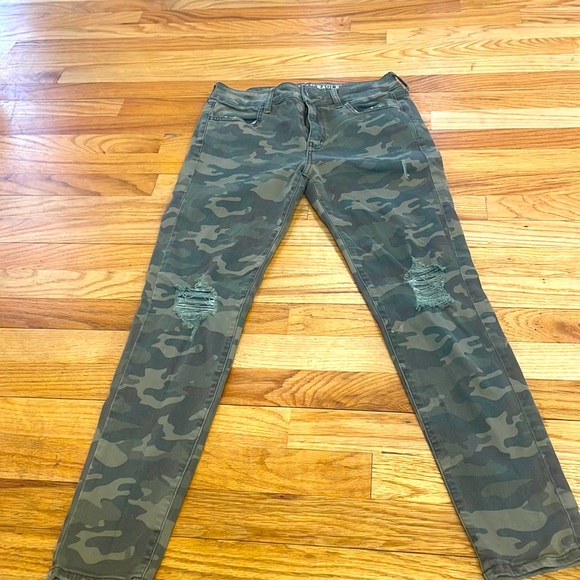 American Eagle camouflage trendy ripped jeans size 8.  Lightweight weight jeans. - Picture 1 of 5